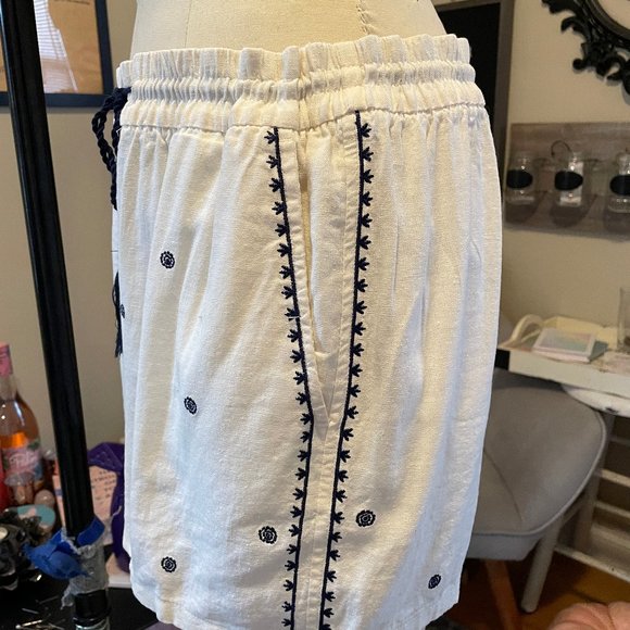 Old Navy Mid-Rise Linen-Blend Shorts for Women - Picture 4 of 10